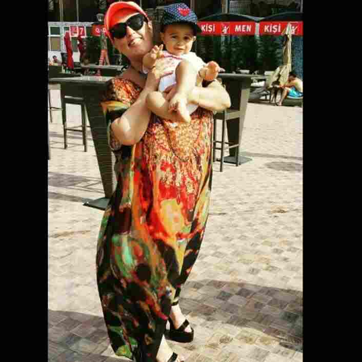 Elza Seyidcahan stressini nəvəsi ilə atır -  FOTOLAR