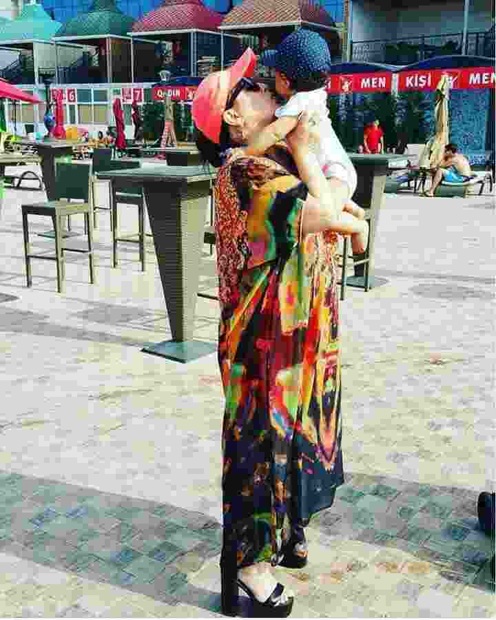 Elza Seyidcahan stressini nəvəsi ilə atır -  FOTOLAR