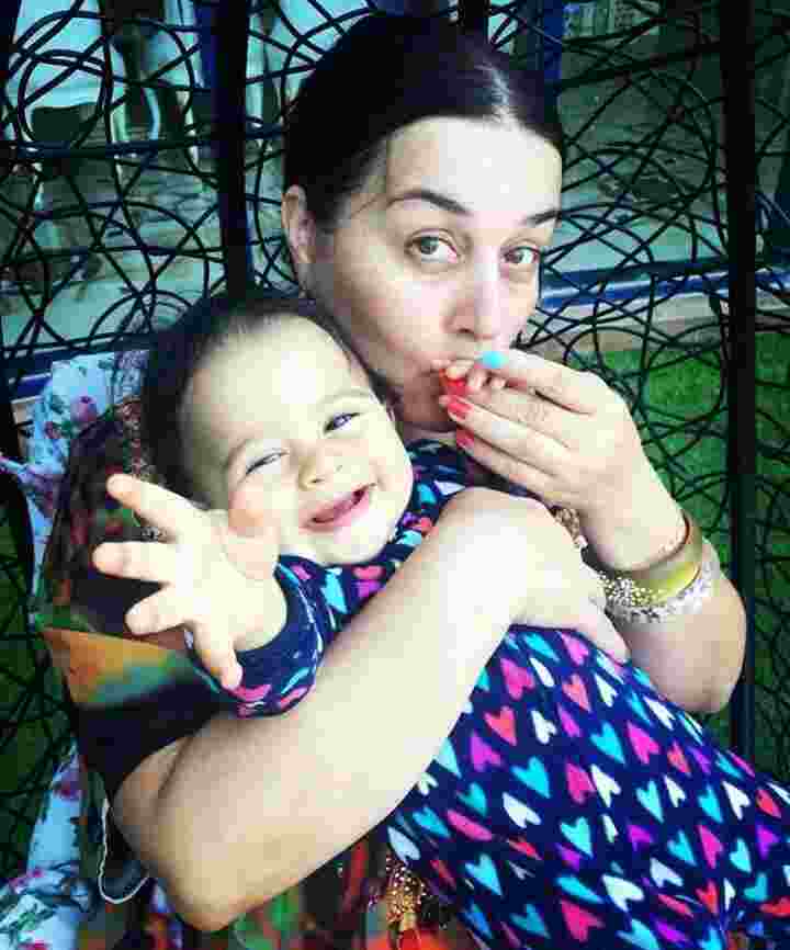 Elza Seyidcahan stressini nəvəsi ilə atır -  FOTOLAR