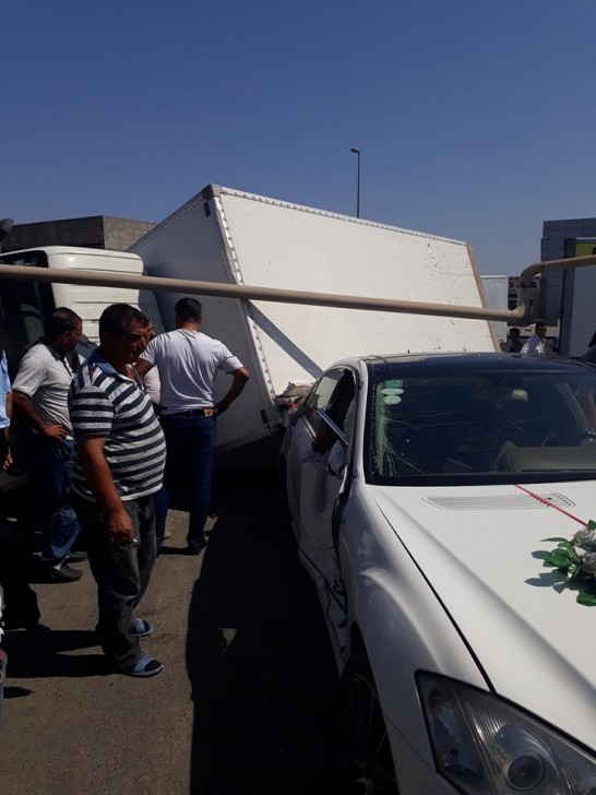 Bakıda Mətanət A-ya məxsus yük avtomobili    GƏLİN MAŞININI ƏZDİ (FOTOLAR)