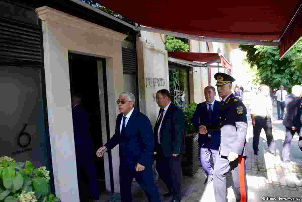 Hacıbala Abutalıbov ermənilərin    KAFESİNİ BAÄžLATDIRDI - FOTOLAR