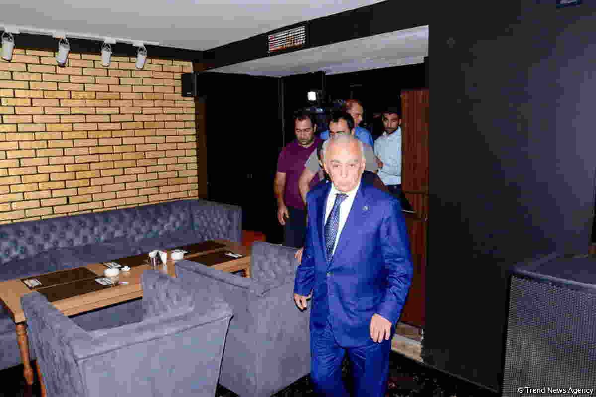 Hacıbala Abutalıbov ermənilərin    KAFESİNİ BAÄžLATDIRDI - FOTOLAR