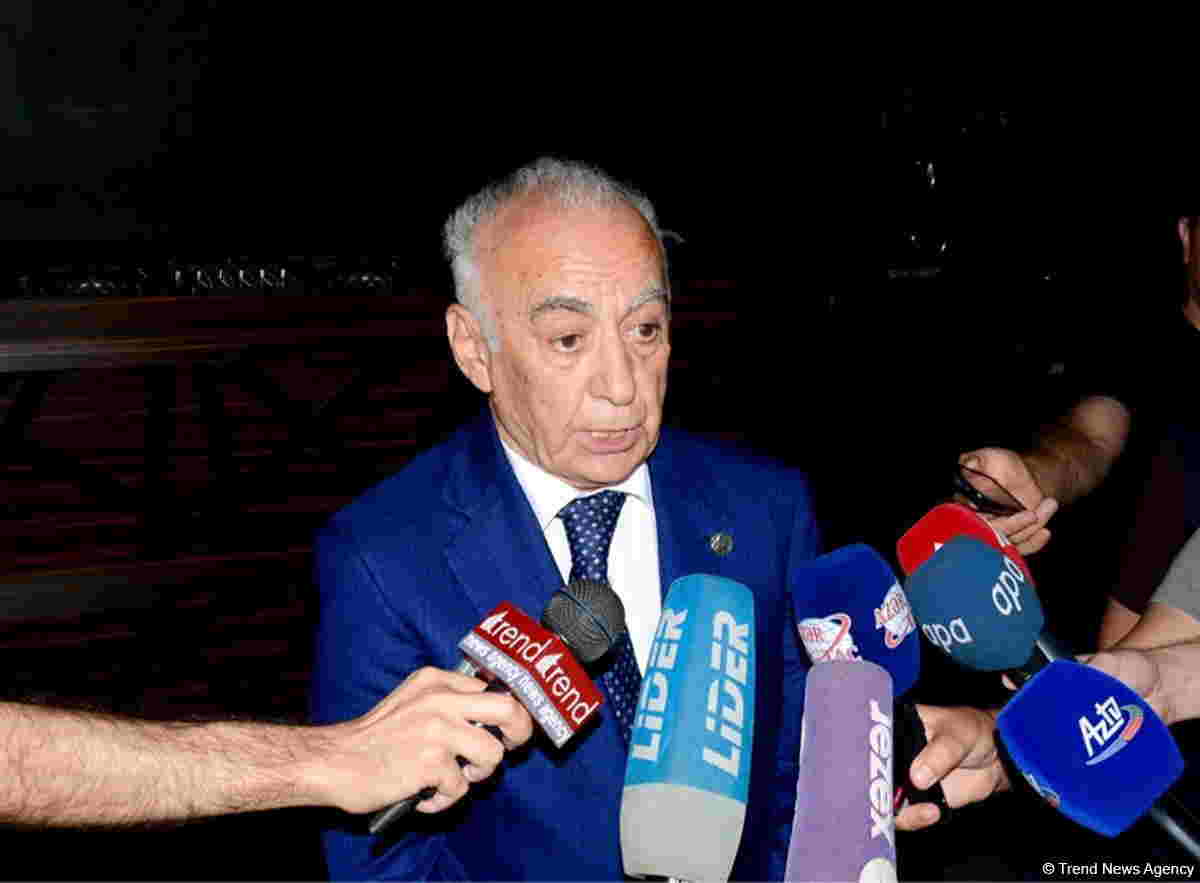 Hacıbala Abutalıbov ermənilərin    KAFESİNİ BAÄžLATDIRDI - FOTOLAR