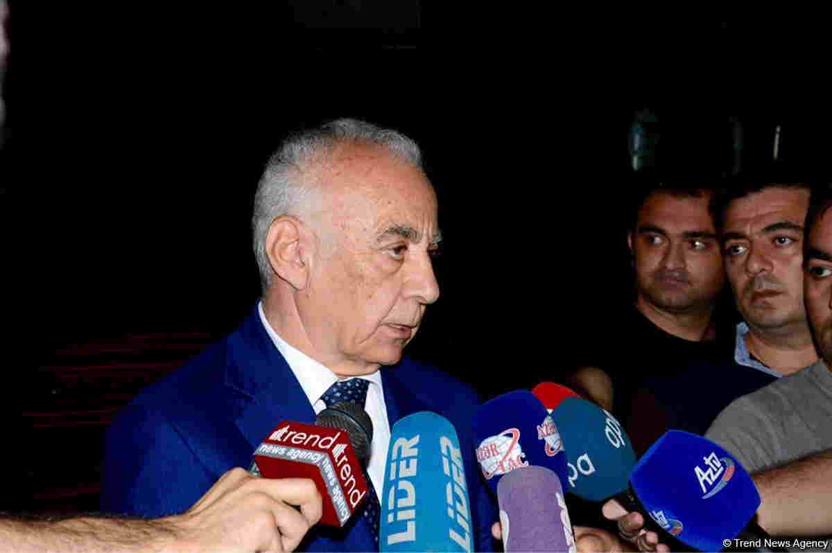 Hacıbala Abutalıbov ermənilərin    KAFESİNİ BAÄžLATDIRDI - FOTOLAR