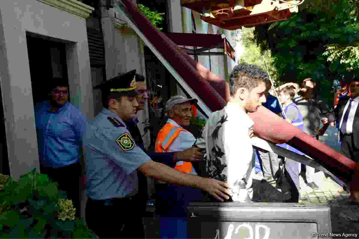 Hacıbala Abutalıbov ermənilərin    KAFESİNİ BAÄžLATDIRDI - FOTOLAR