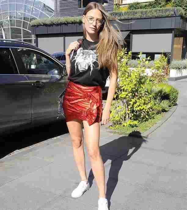 Serenay 6 minlik qısa ətəyi ilə gündəmdə -  FOTO