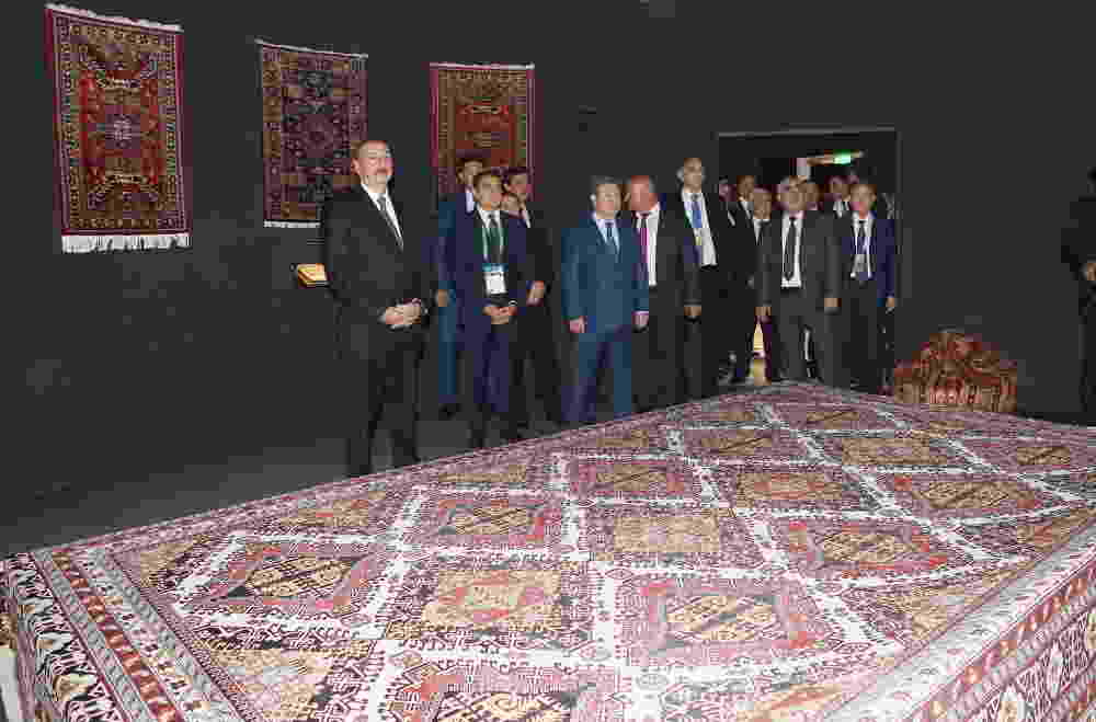 Prezident Astanda sərgidə belə qarşılandı -  FOTOLAR