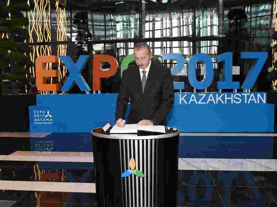 Prezident Astanda sərgidə belə qarşılandı -  FOTOLAR