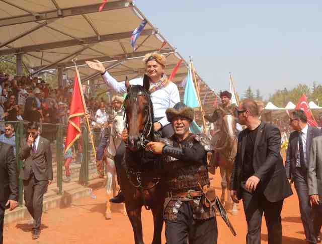 Türkiyənin baş nazirinin at belində görüntüləri YAYILDI -  FOTOLAR