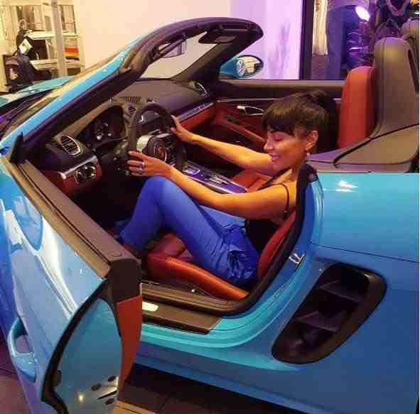 Nanənin 100 minlik yeni Porschesi -   FOTO