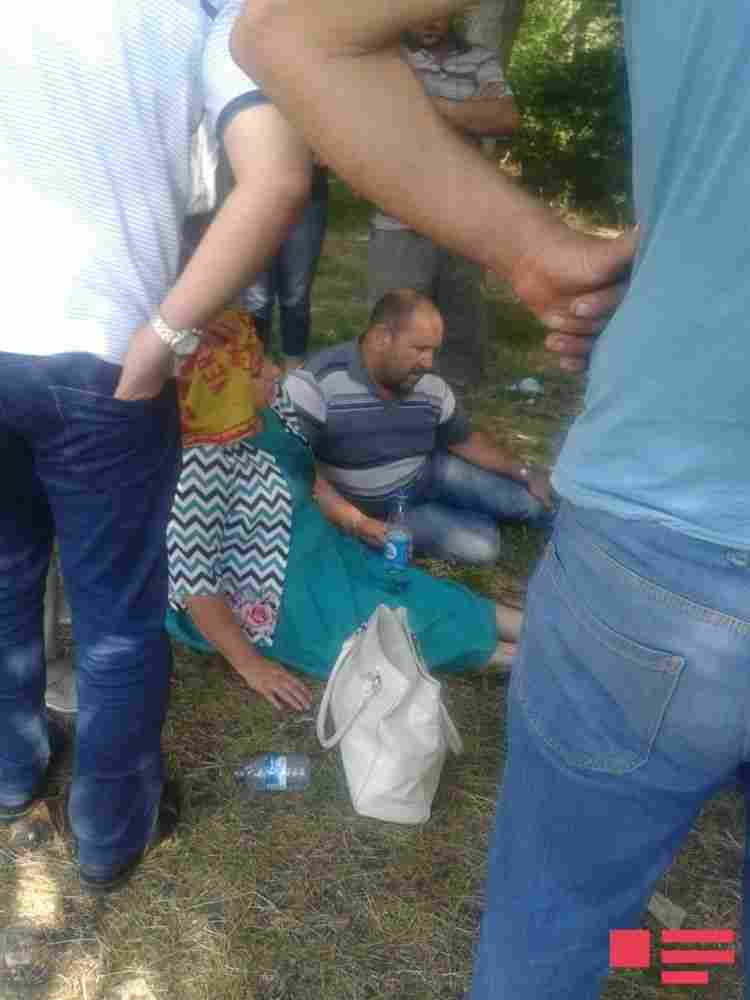 Avtomobil səkiyə ÇIRPILDI:   XƏSARƏT ALANLAR VAR