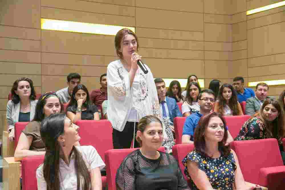 Amerikalı iş adamı mühazirə oxudu -  Mehriban Əliyeva və Leyla Əliyevada orada (FOTOLAR)