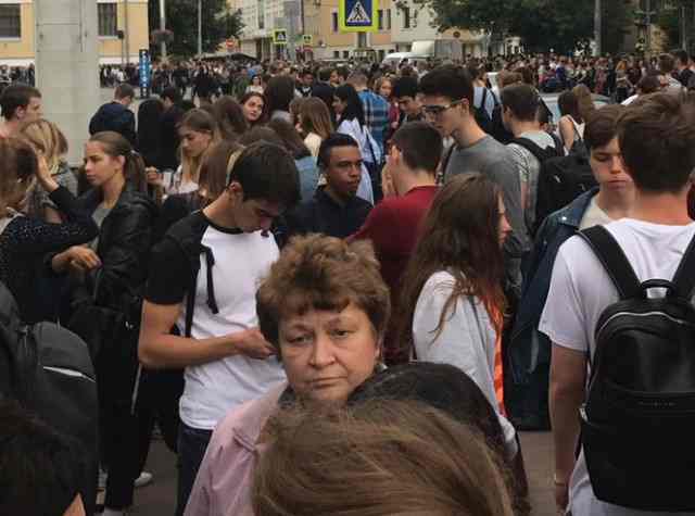 Moskvada bomba HƏYACANI: Metro, ticarət mərkəzləri və universitetlər boşaldıldı (FOTOLAR)