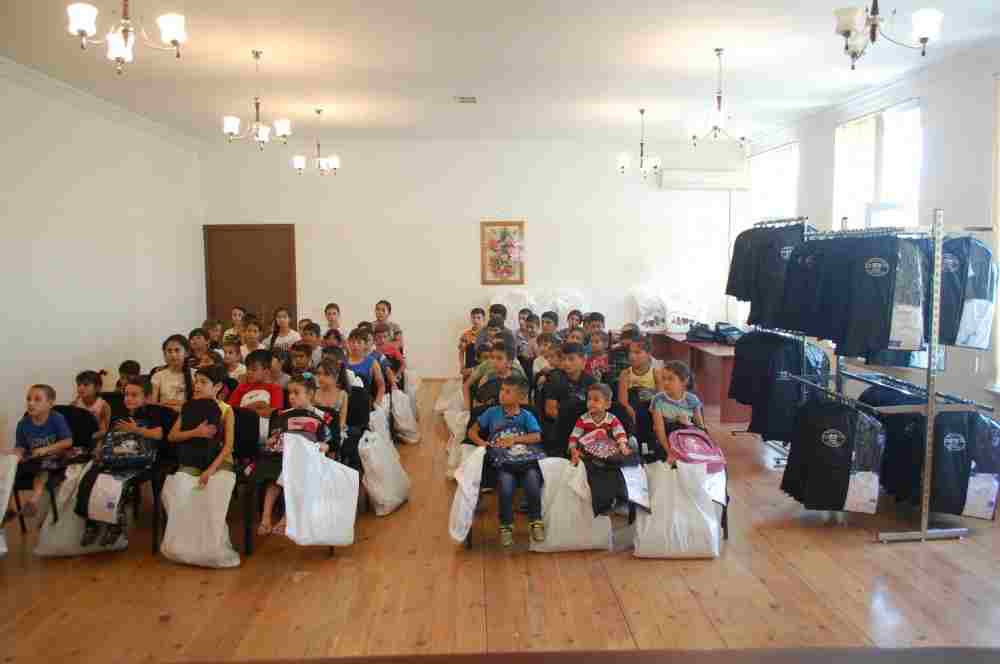 Qaradağda bu məktəblilərə pulsuz forma verildi -  FOTO
