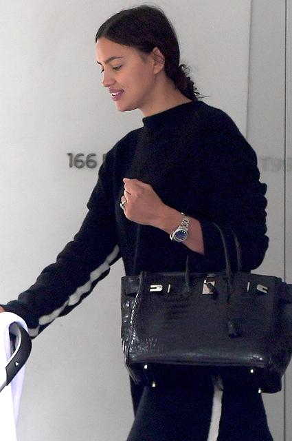 İrina Şeyk körpəsilə küçədə -  FOTOLAR