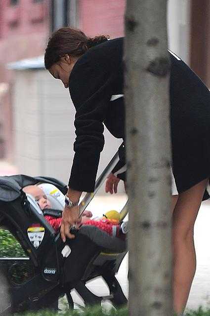 İrina Şeyk körpəsilə küçədə -  FOTOLAR