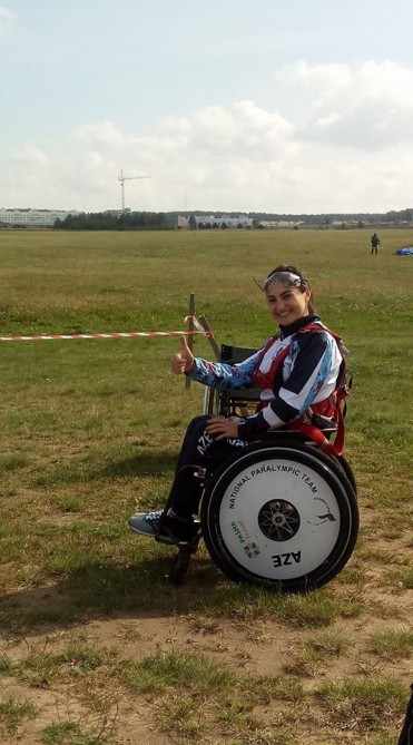 Azərbaycanlı əlil qız arabası ilə təyyarədən özünü atdı -  FOTOLAR