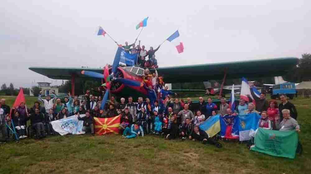 Azərbaycanlı əlil qız arabası ilə təyyarədən özünü atdı -  FOTOLAR