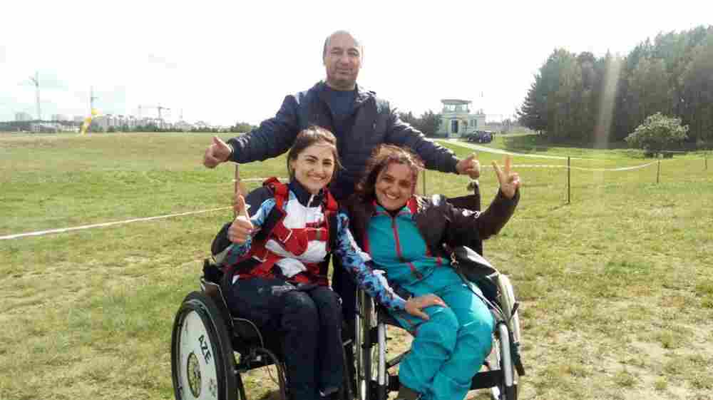 Azərbaycanlı əlil qız arabası ilə təyyarədən özünü atdı -  FOTOLAR