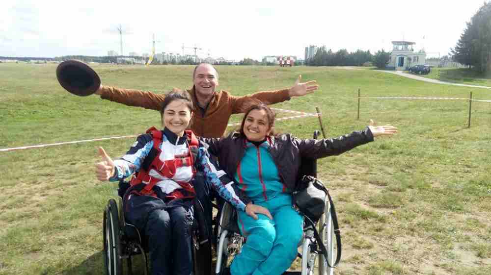 Azərbaycanlı əlil qız arabası ilə təyyarədən özünü atdı -  FOTOLAR