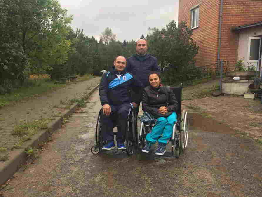 Azərbaycanlı əlil qız arabası ilə təyyarədən özünü atdı -  FOTOLAR