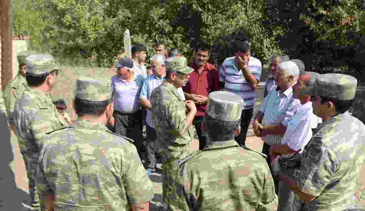 Zakir Həsənov kəndə gedib, uşağa saat hədiyyə etdi -  FOTOLAR