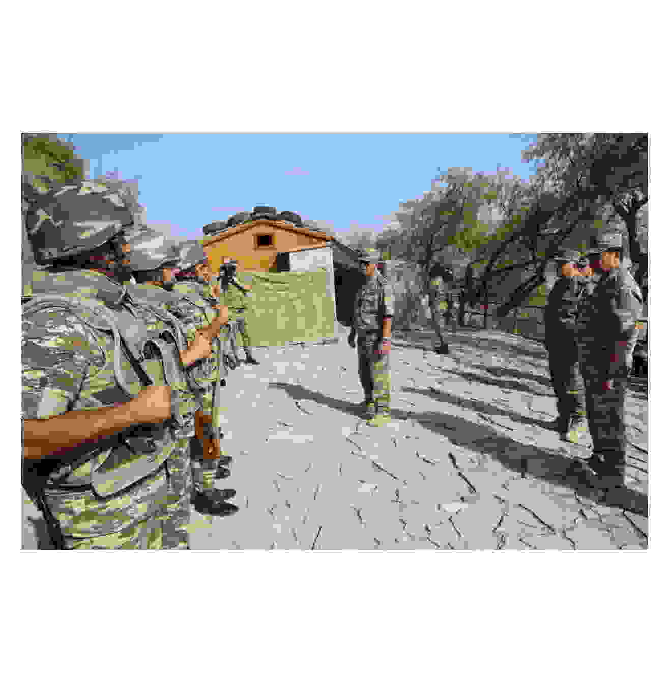 Zakir Həsənov kəndə gedib, uşağa saat hədiyyə etdi -  FOTOLAR