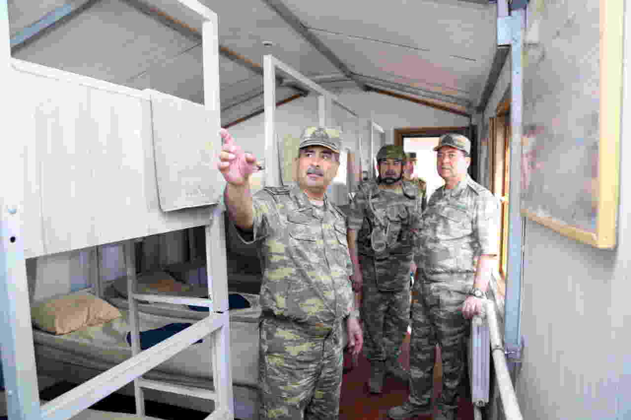 Zakir Həsənov kəndə gedib, uşağa saat hədiyyə etdi -  FOTOLAR