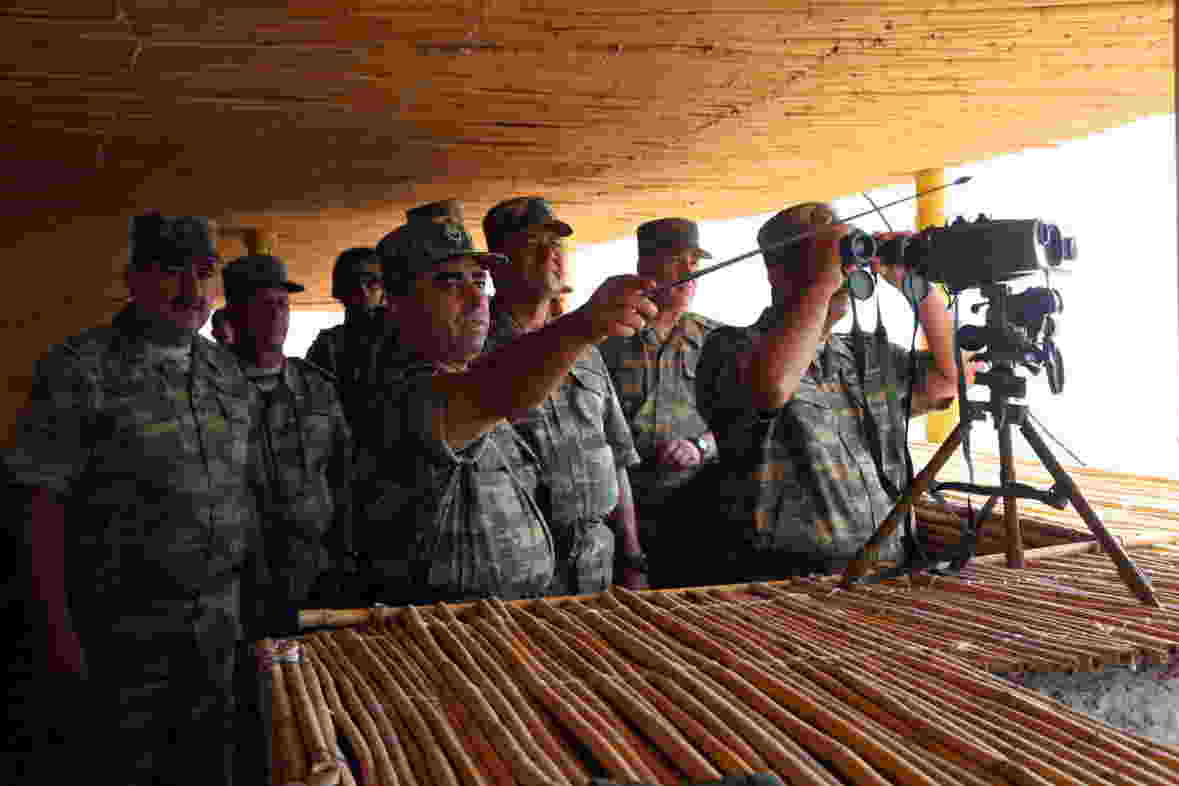 Zakir Həsənov kəndə gedib, uşağa saat hədiyyə etdi -  FOTOLAR