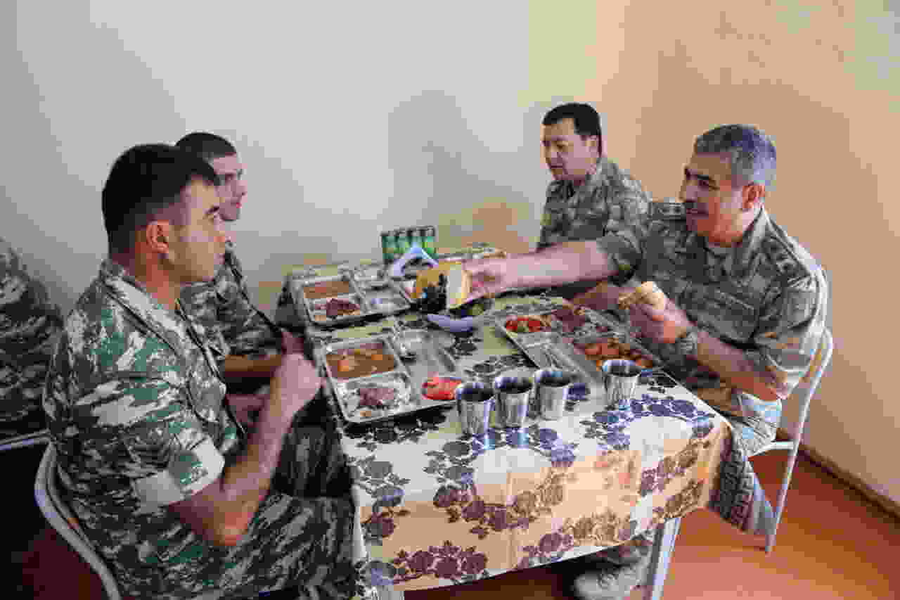 Zakir Həsənov kəndə gedib, uşağa saat hədiyyə etdi -  FOTOLAR