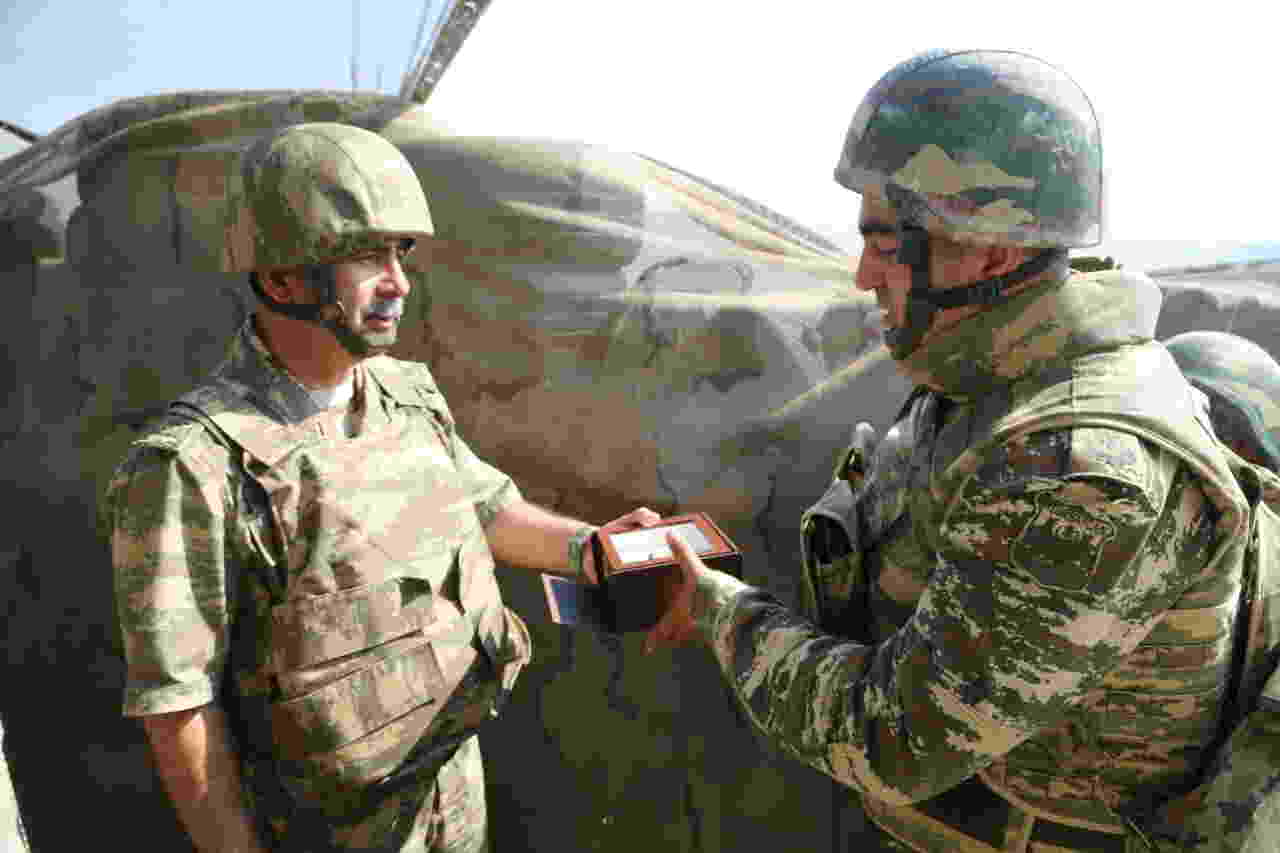 Zakir Həsənov kəndə gedib, uşağa saat hədiyyə etdi -  FOTOLAR