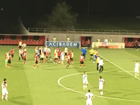 Qəbələ â€“ Neftçi matçında QALMAQAL:  Futbolçu komanda yoldaşına yumruq vurdu (FOTOLAR)