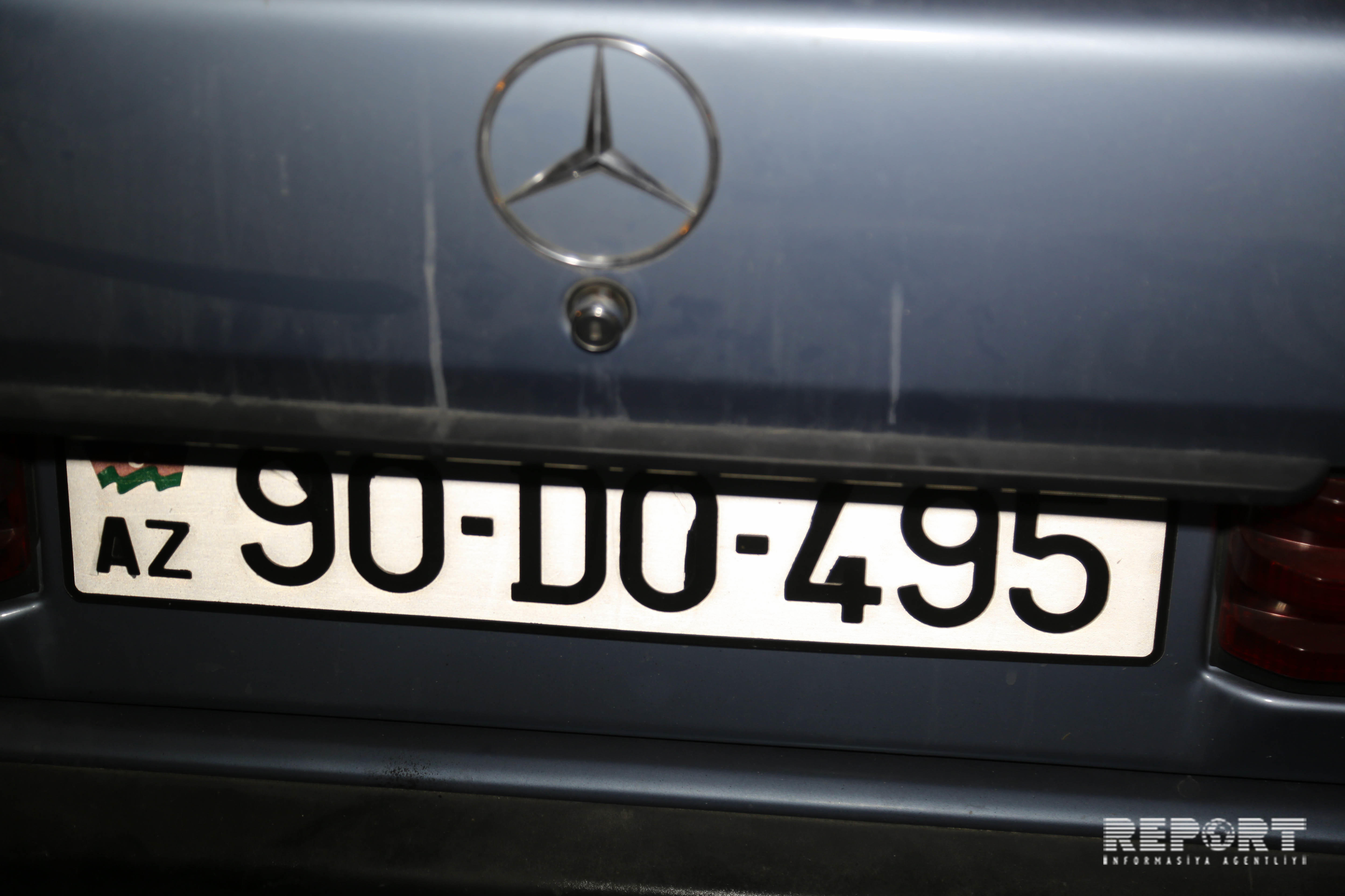 Mercedes yük avtomobilinə   ÇIRPILDI -  Bakıda