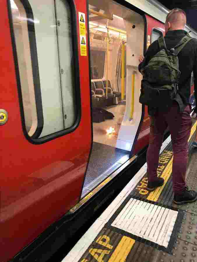 Metroda PARTLAYIŞ:   Sərnişinlər təxliyə olunur (FOTO)