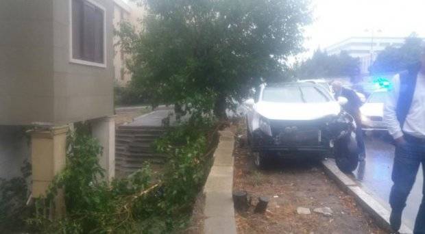 Bakıda qadın sürücülər qəza törətdi:   Maşın binaya çırpıldı (FOTO)