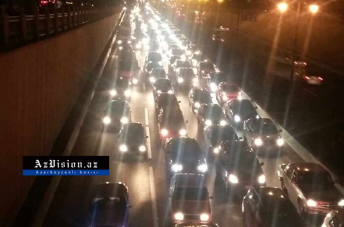 Bakıda güclü tıxac var -  Hərəkət dayanıb (FOTOLAR)