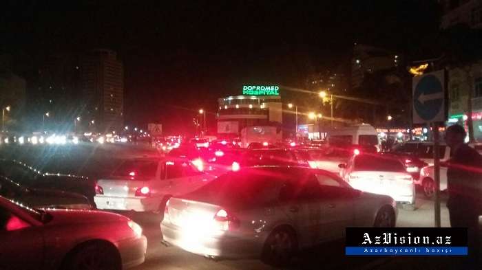 Bakıda güclü tıxac var -  Hərəkət dayanıb (FOTOLAR)
