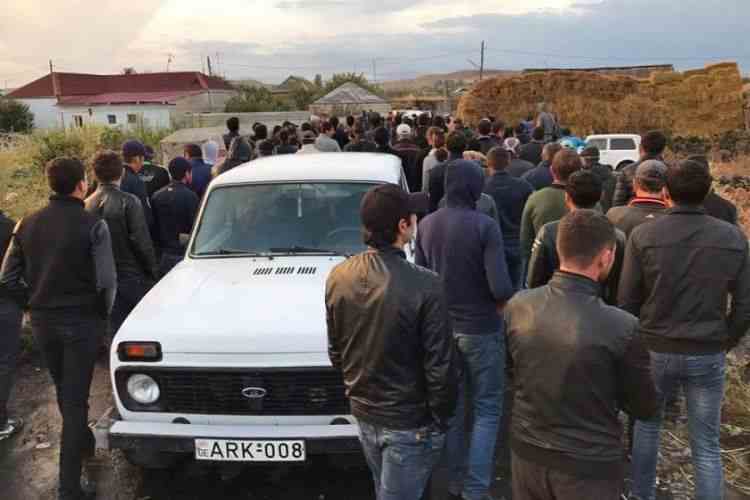 Polis əməkdaşları xəsarət alıb, maşınlara ziyan dəyib - Nazirlik məlumat yaydı - FOTOLAR