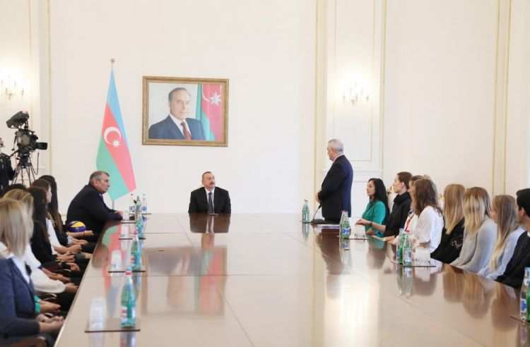 İlham Əliyev voleybolçularla görüşdü -    YENİLƏNİB-FOTO