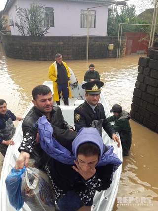 Azərbaycanda polis evlərini sel basan sakinləri belə xilas etdi -  FOTOLAR