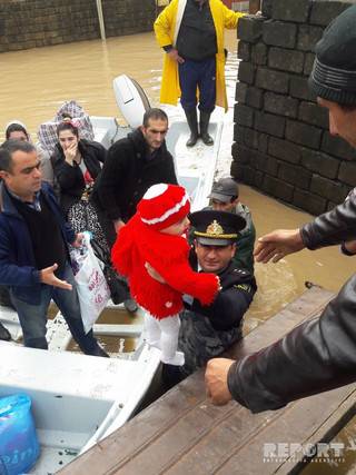 Azərbaycanda polis evlərini sel basan sakinləri belə xilas etdi -  FOTOLAR