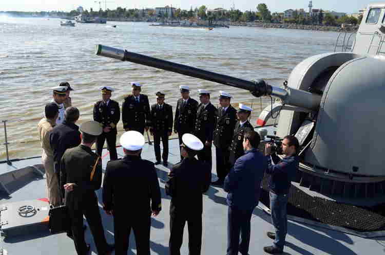  Hərbçilərimiz İran gəmisini ziyarət edib - FOTO