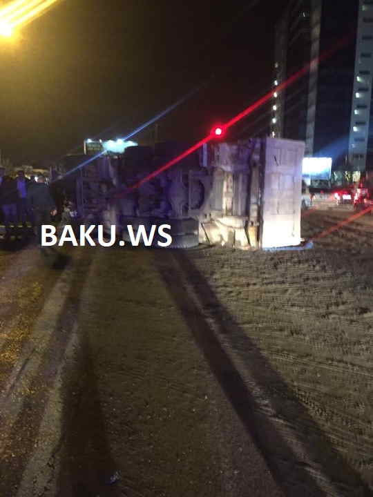 Bakıda yük maşını aşdı,    sürücünün beyni dağıldı (FOTO)