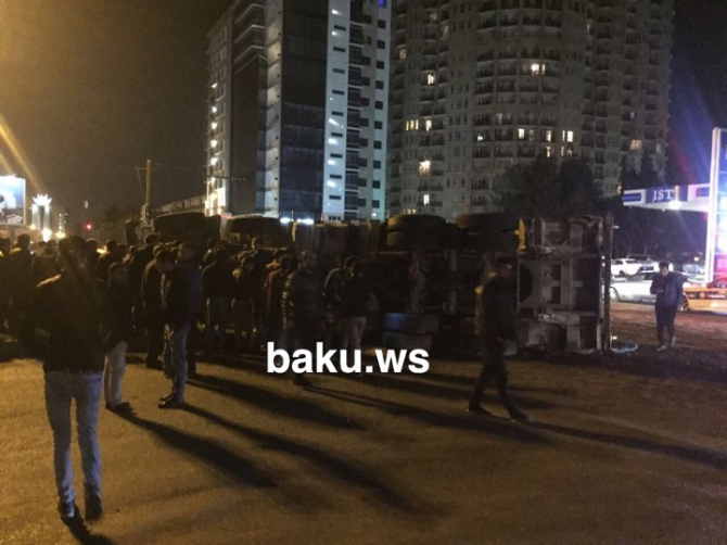 Bakıda yük maşını aşdı,    sürücünün beyni dağıldı (FOTO)