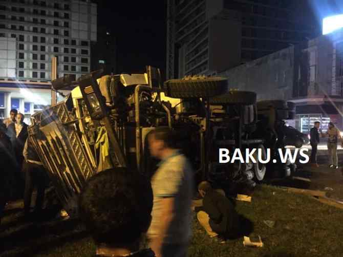 Bakıda yük maşını aşdı,    sürücünün beyni dağıldı (FOTO)