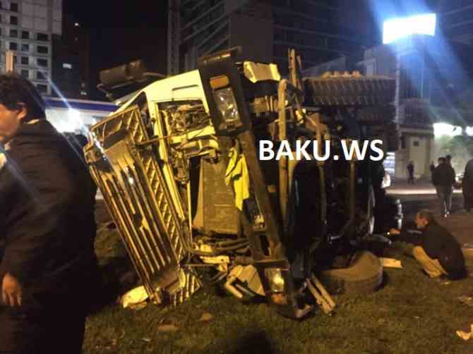 Bakıda yük maşını aşdı,    sürücünün beyni dağıldı (FOTO)