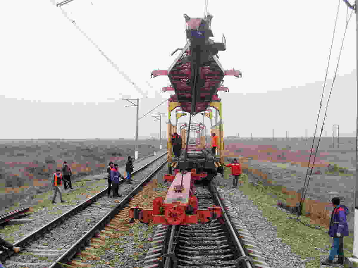 Ucar-Əlikənd mənzilində 9,5 km dəmir yolu əsaslı təmir olunur    FOTO