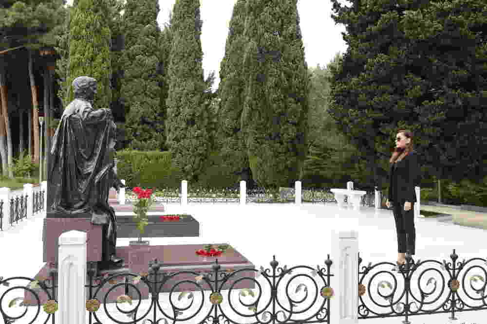 Mehriban Əliyeva Aida İmanquliyevanın   məzarını ziyarət etdi (FOTOLAR)