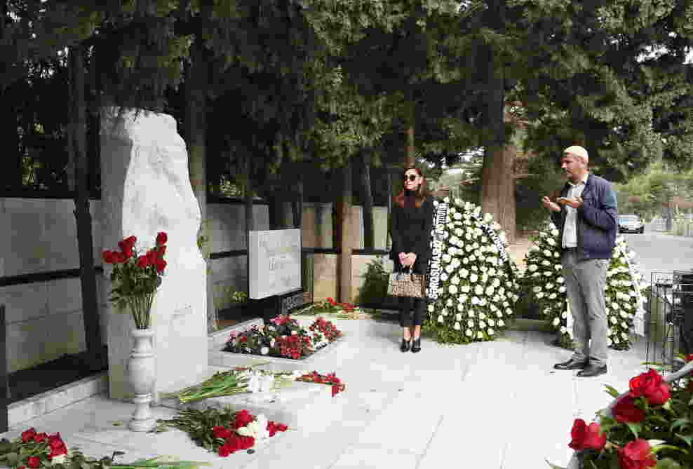 Mehriban Əliyeva Aida İmanquliyevanın   məzarını ziyarət etdi (FOTOLAR)