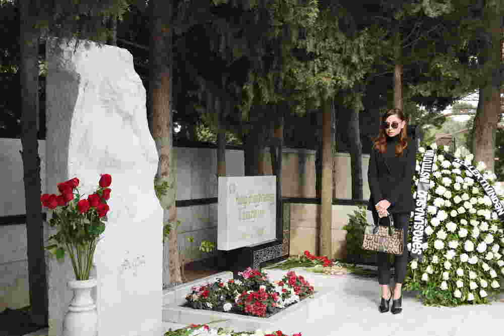 Mehriban Əliyeva Aida İmanquliyevanın   məzarını ziyarət etdi (FOTOLAR)